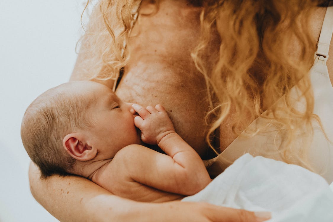 Θηλασμός: Η υπερηφάνεια και η προκατάληψη μιας μαμάς