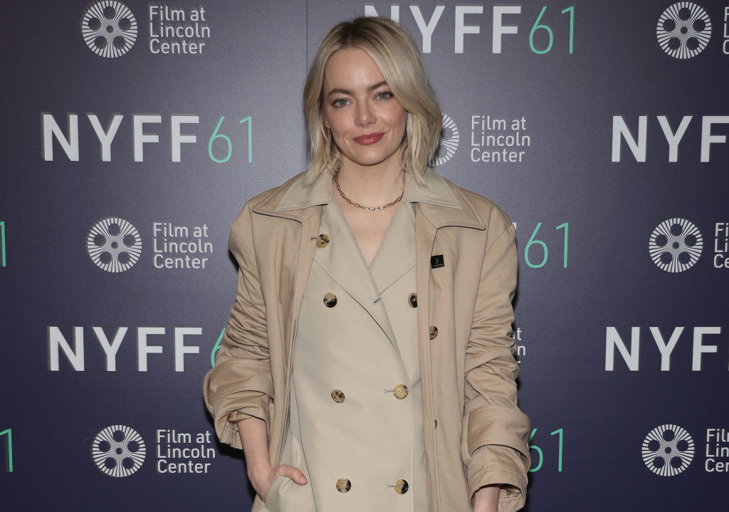 Emma Stone: Εμφανίστηκε με φόρεμα- καμπαρντίνα στο Φεστιβάλ Κινηματογράφου της Νέας Υόρκης