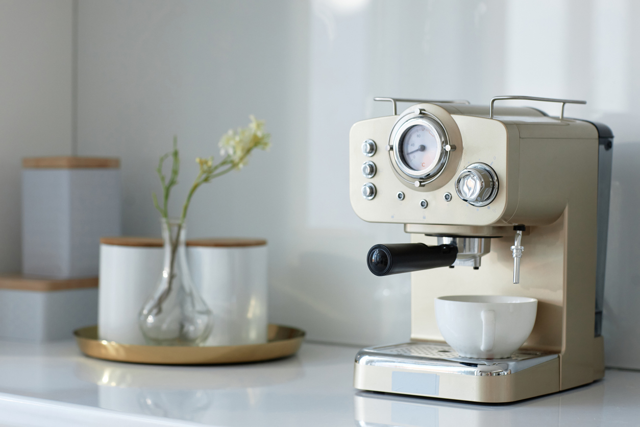 Πως θα καθαρίσεις τη μηχανή του καφέ χωρίς κόπο