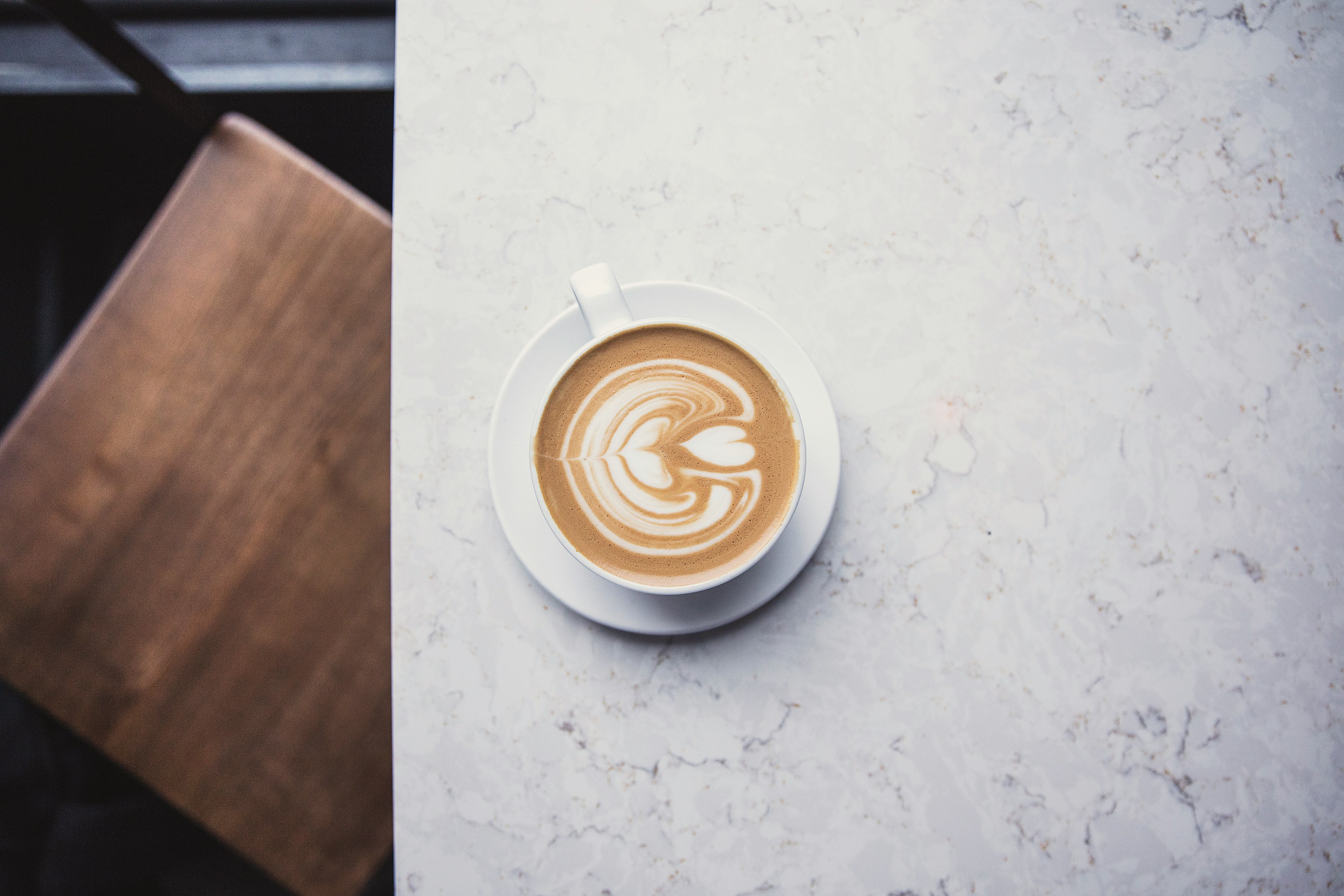 Το σημερινό doodle της Google είναι αφιερωμένο στον flat white καφέ- Η ενδιαφέρουσα ιστορία και η διαφορά του από το latte