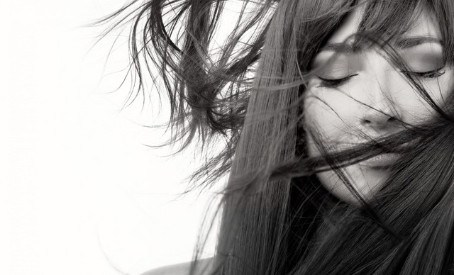 Αυτός είναι ο τρόπος για να φτιάξεις Dry Shampoo στο σπίτι σου #TikTok hacks