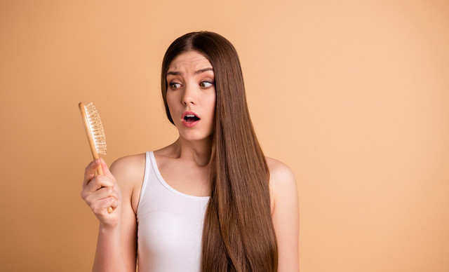 Τριχόπτωση: Γιατί πέφτουν τα μαλλιά το φθινόπωρο & πώς θα τα σώσεις