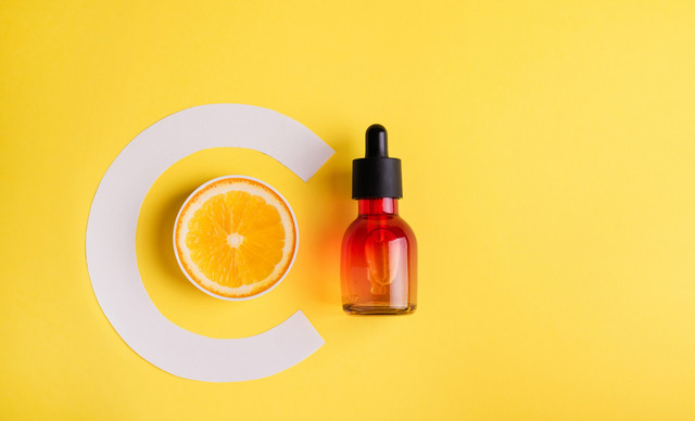 Serum με Bιταμίνη C: Το μυστικό των beauty addicts για λαμπερή, σφριγηλή και χωρίς σημάδια επιδερμίδα