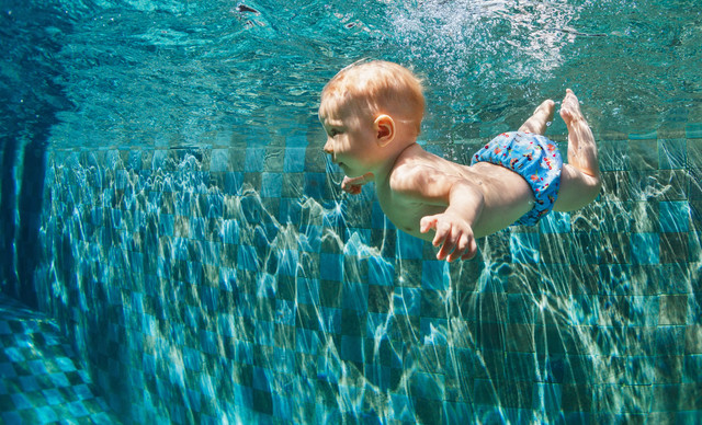 14 λόγοι για να βουτήξεις στην πισίνα με το μωρό για baby swimming