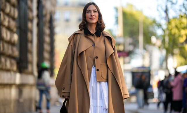 Alexa Chung: 7 staples που έχει στη ντουλάπα της ο κόσμος να χαλάσει