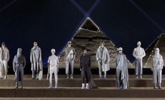 Dior Fall 2022 Men’s Show: Το καθηλωτικό fashion show του οίκου στις Πυραμίδες της Γκίζας