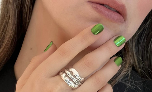 Metallic Green: Η nail artist της Chanel μας δείχνει το νέο trend για τις φετινές γιορτές