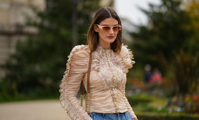 Tulle Sleeves: Η λεπτομέρεια που δεν ξέραμε ότι χρειαζόμασταν αυτή τη σεζόν