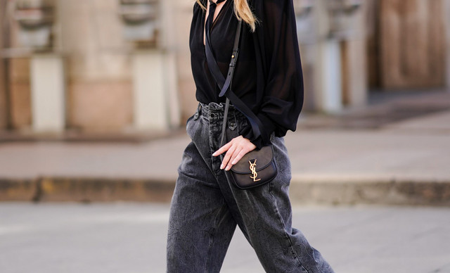 Mom jeans: Το παντελόνι που δεν ταιριάζει μόνο στις μαμάδες