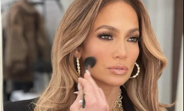 «Underpainting»: Η makeup artist της Jennifer Lopez μας δείχνει το trick λάμψης των celebrities- TikTok video