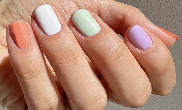 Πολύχρωμα παστέλ νύχια: Το νέο trend στο οποίο ορκίζεται η nail expert της Chanel