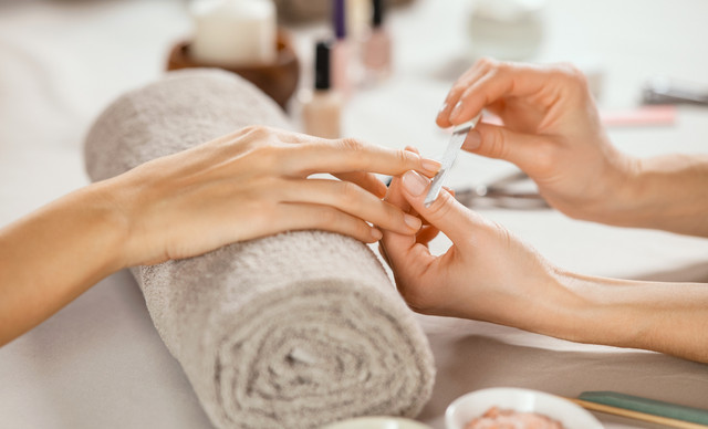 Nail hack: Πως θα “σώσεις” το σπασμένο νύχι