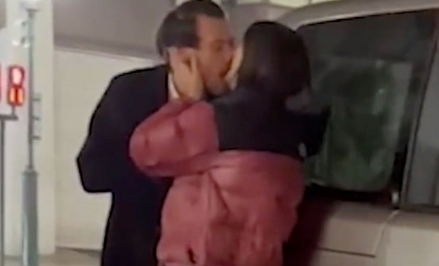 Μας την έσκασαν Χάρι Στάιλς – Έμιλι Ραταϊκόφσκι: Φιλιούνται με πάθος στο Τόκιο χωρίς να τους νοιάζουν τα βλέμματα