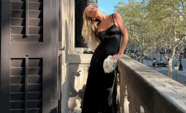 Maxi μαύρο φόρεμα: Το διαχρονικό κομμάτι για τα πιο stylish & chic looks και το καλοκαίρι