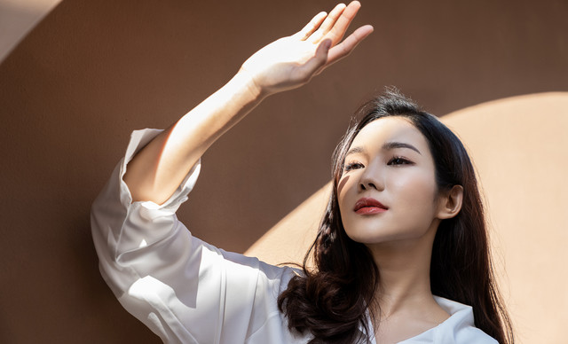 Skin Flooding: Το νέο skincare trend για βαθιά ενυδάτωση