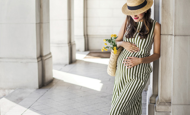 Ρούχα εγκυμοσύνης: 4 looks για να νιώθεις άνετη και stylish