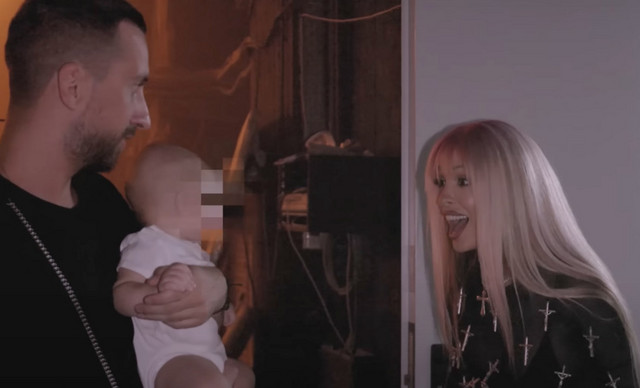 Ελένη Φουρέιρα: Μας δείχνει το γιο της στο backstage video από το νέο της video clip 