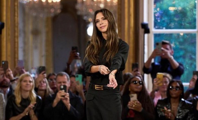 Ήταν όλοι εκεί στο front row της Βικτόρια Μπέκαμ- Σε ποιούς έστειλε φιλιά