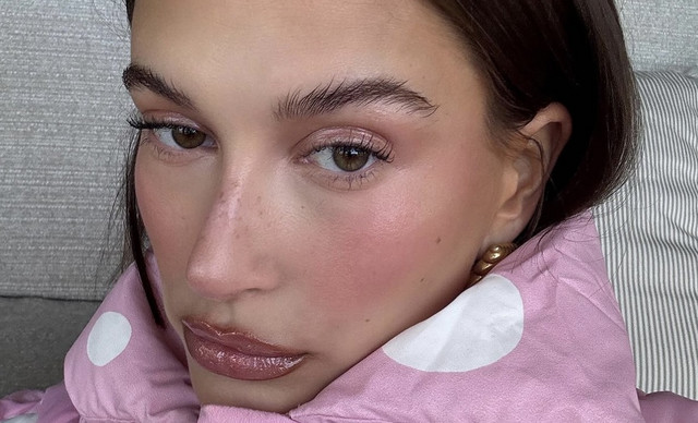 Glitter lips: τα αστραφτερά χείλη πρωταγωνιστούν και τις φετινές γιορτές
