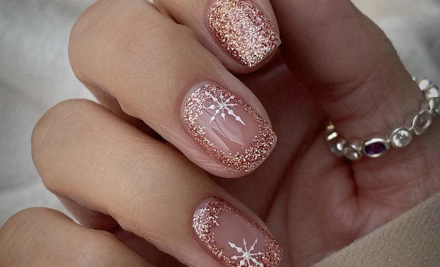 X-mas nails: ιδέες για τα πιο γιορτινά και λαμπερά μανικιούρ