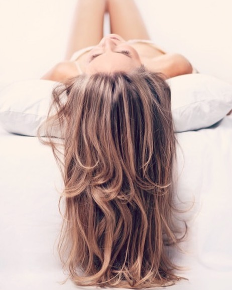 Φριζάρισμα: 5 τρόποι να τιθασεύσεις τα μαλλιά σου στην καλοκαιρινή υγρασία