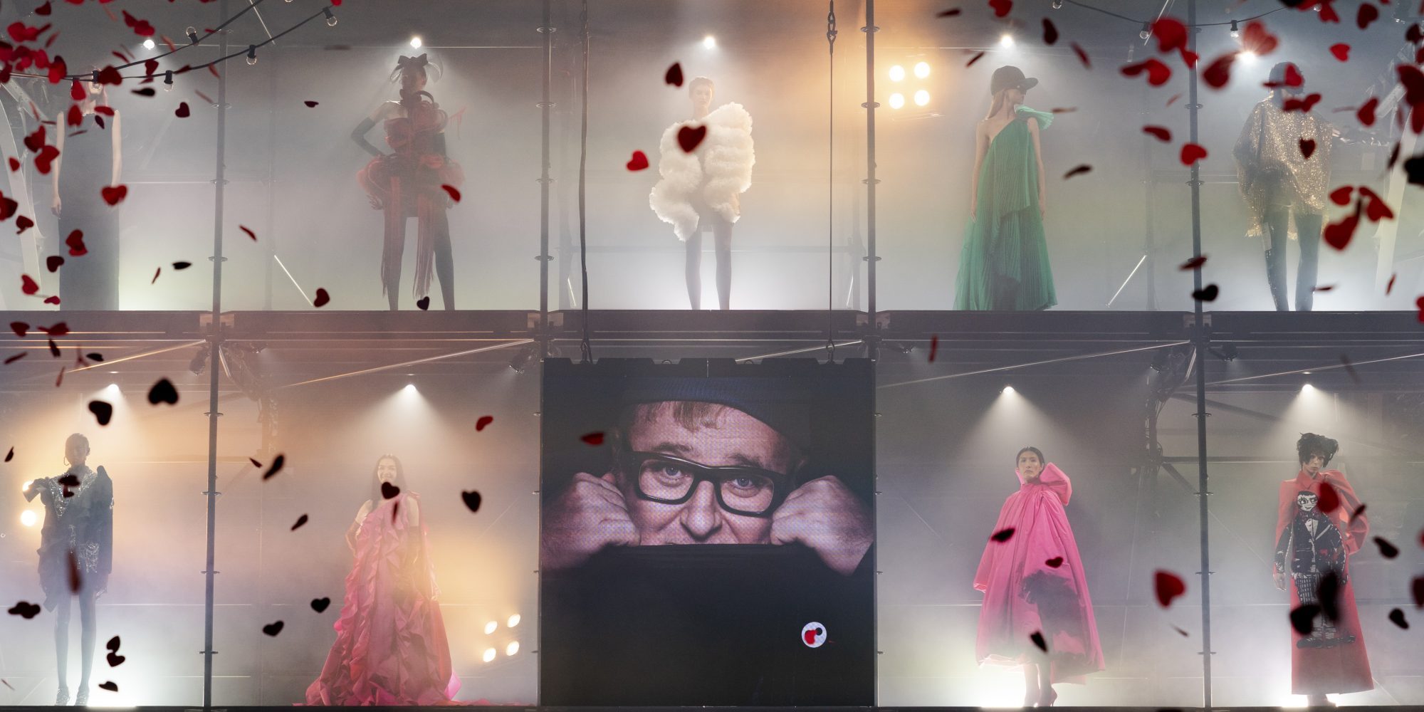 Alber Elbaz: Το εντυπωσιακό φινάλε του fashion month ήταν αφιερωμένο στη μνήμη του