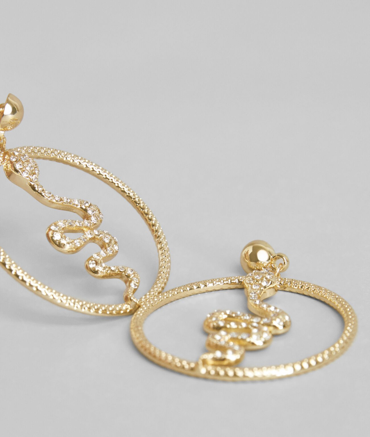 Statement earrings: Τα κοσμήματα που ορίζουν το στυλ σου
