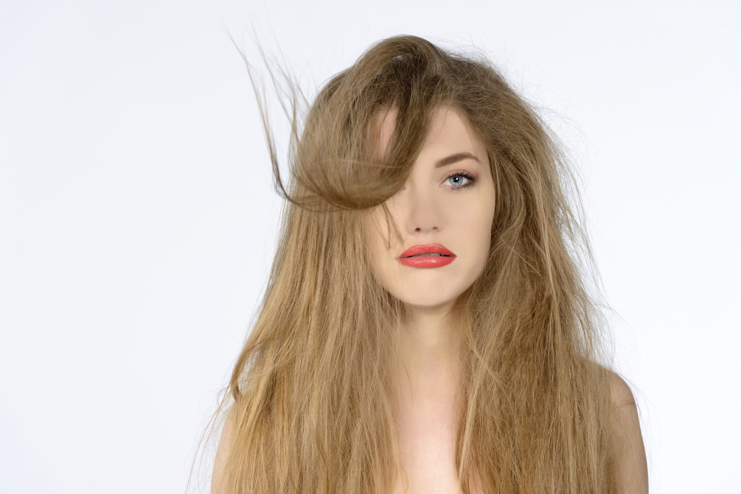 Φριζάρισμα: 5 τρόποι να τιθασεύσεις τα μαλλιά σου στην καλοκαιρινή υγρασία