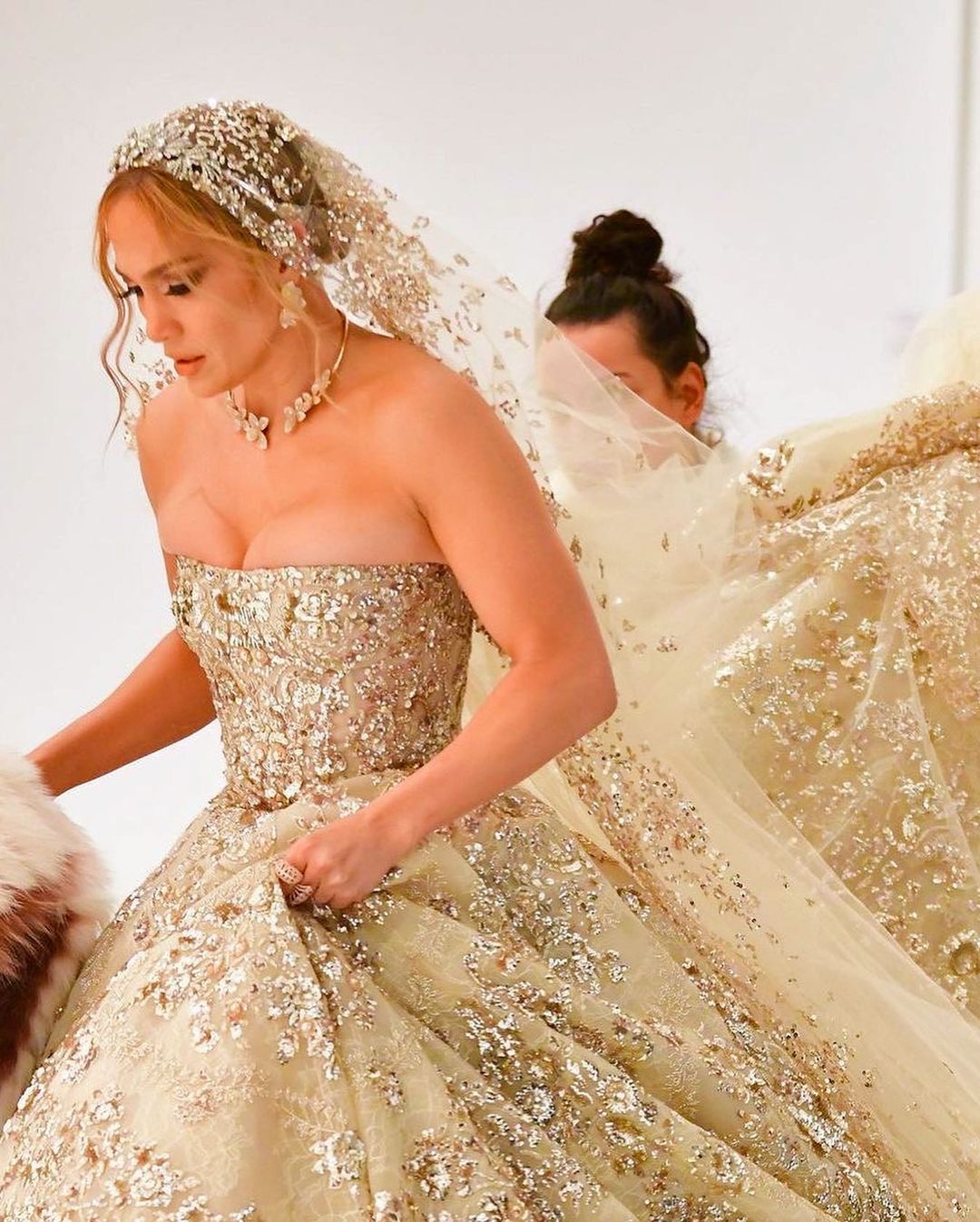 Η Jennifer Lopez νύφη με παραμυθένιο νυφικό
