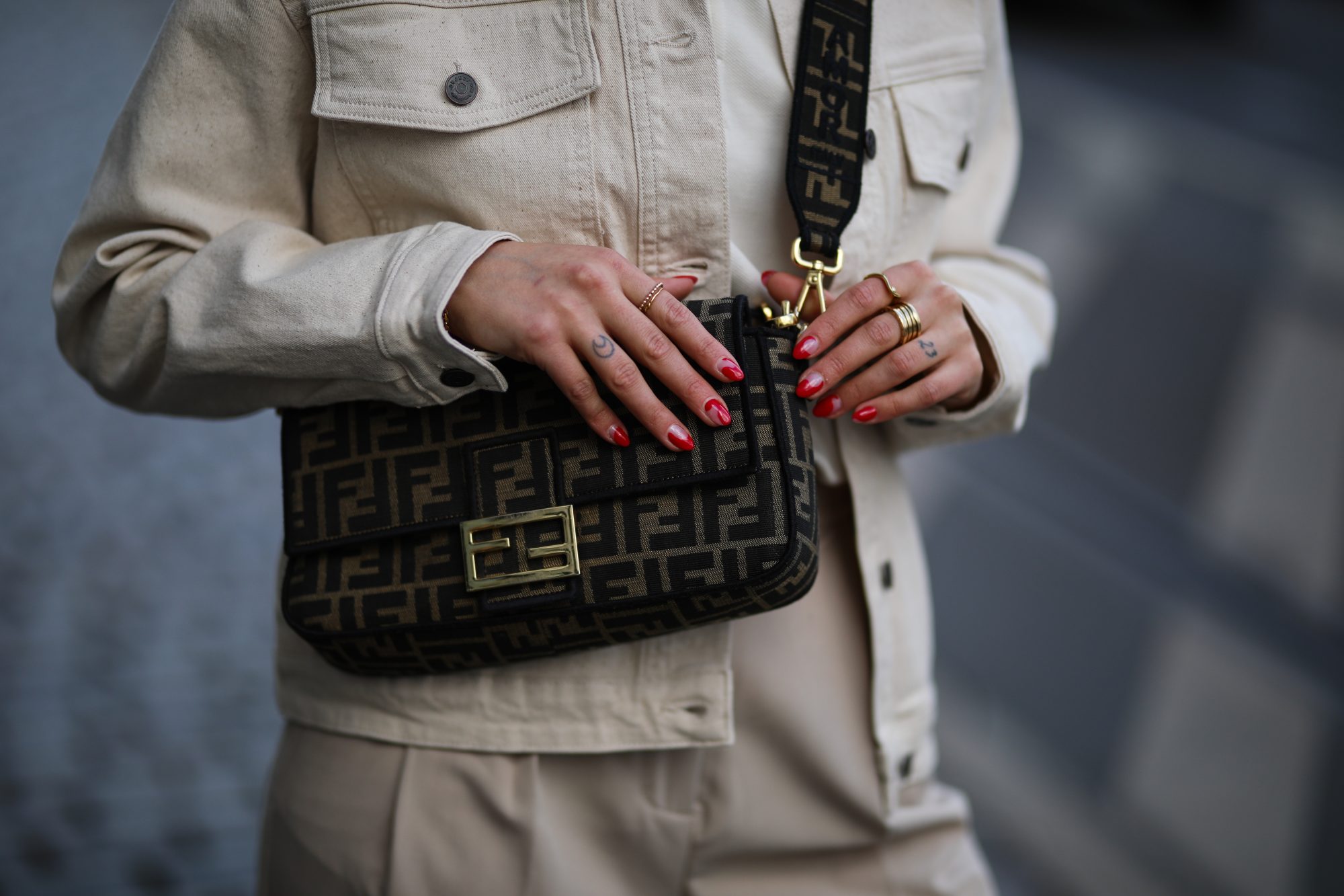 Baguette Bag: H πιο hot τσάντα της χρονιάς πιθανότατα να υπάρχει ήδη στη συλλογή σου