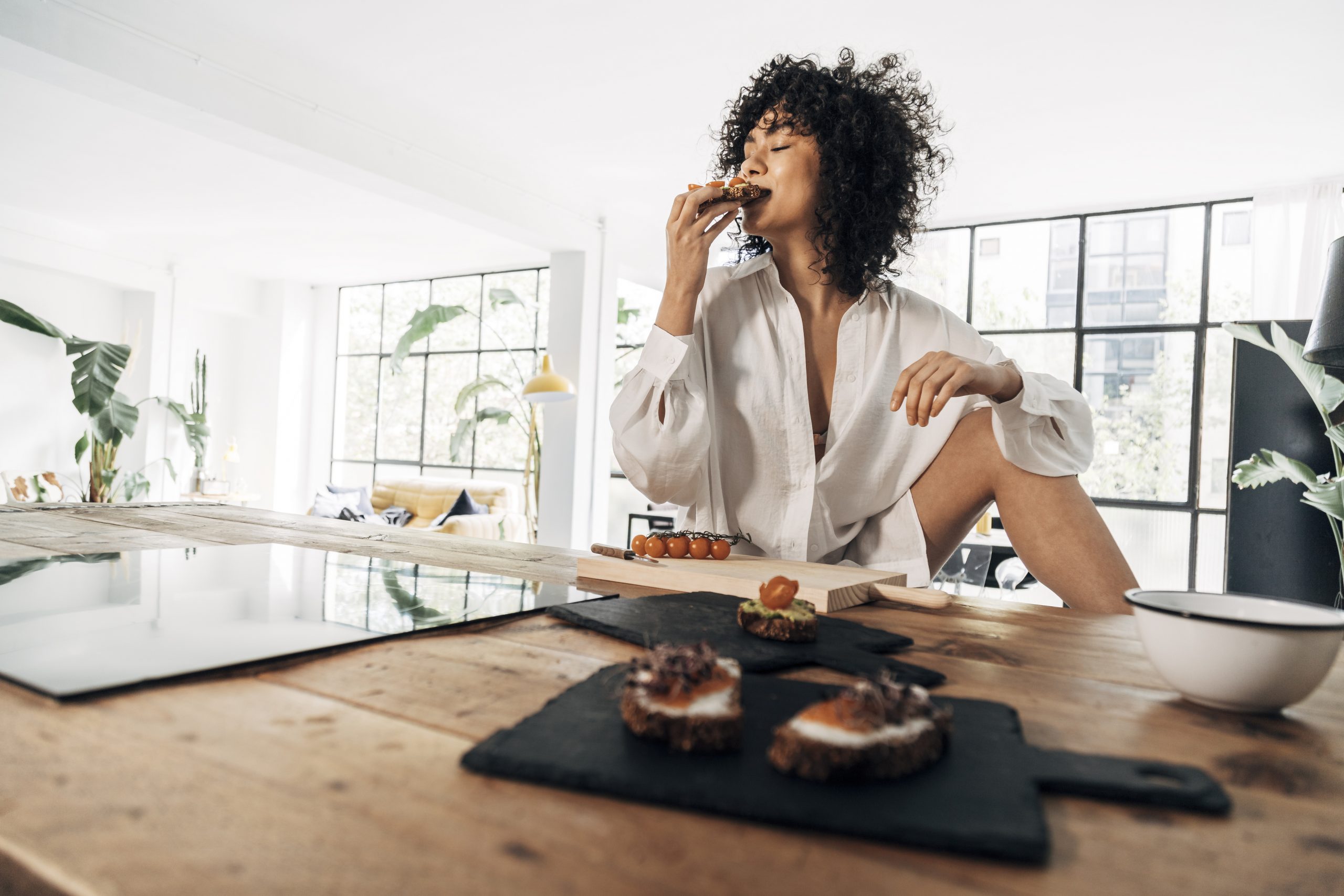 Mindful eating: Μήπως παχαίνεις επειδή δεν είσαι παρών την ώρα που τρως;