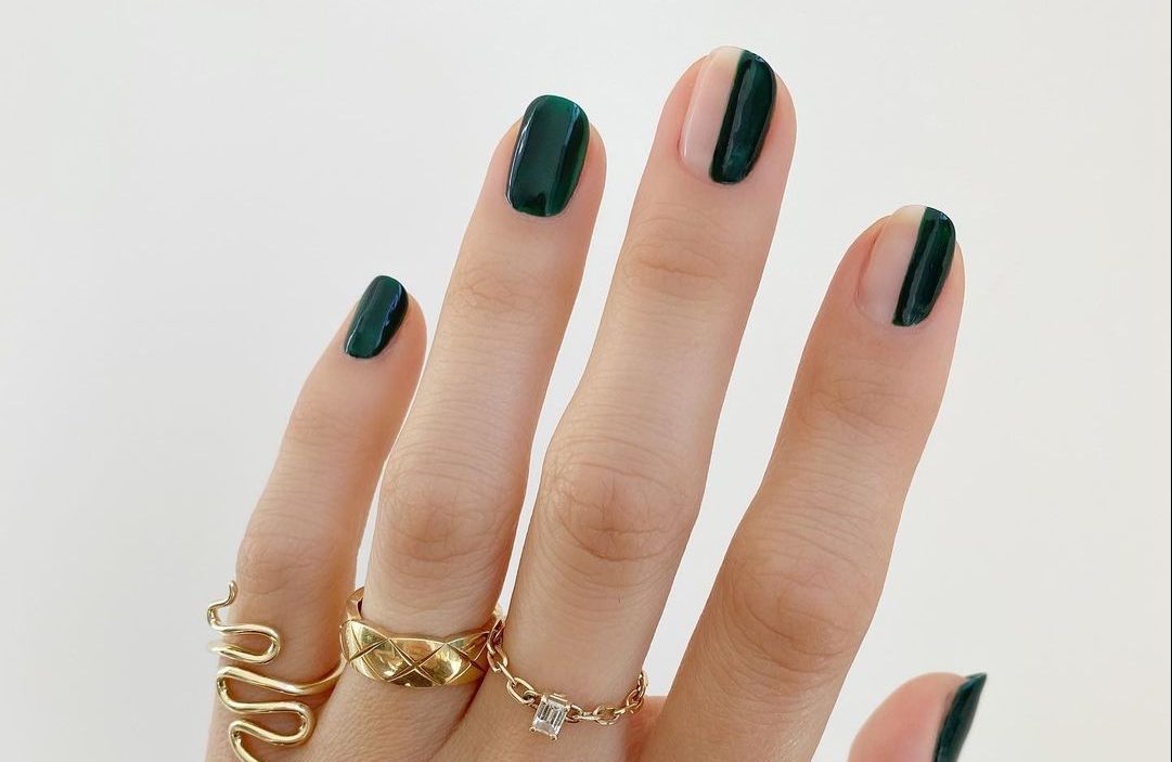 Dark Green Nails: Το επόμενο μανικιούρ μας θα είναι βουτηγμένο στο βαθύ πράσινο