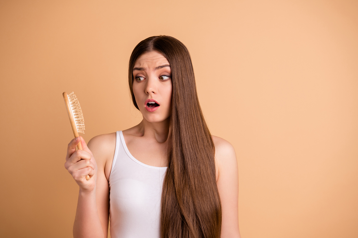 Τριχόπτωση: Γιατί πέφτουν τα μαλλιά το φθινόπωρο & πώς θα τα σώσεις