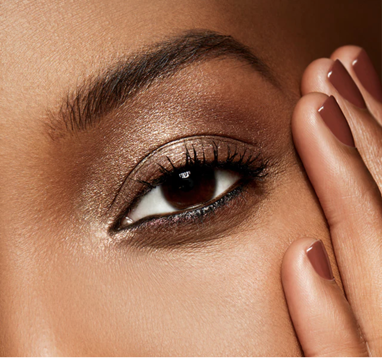 Υγρή σκιά ματιών: 3 λόγοι που την λατρεύουν οι make up artists