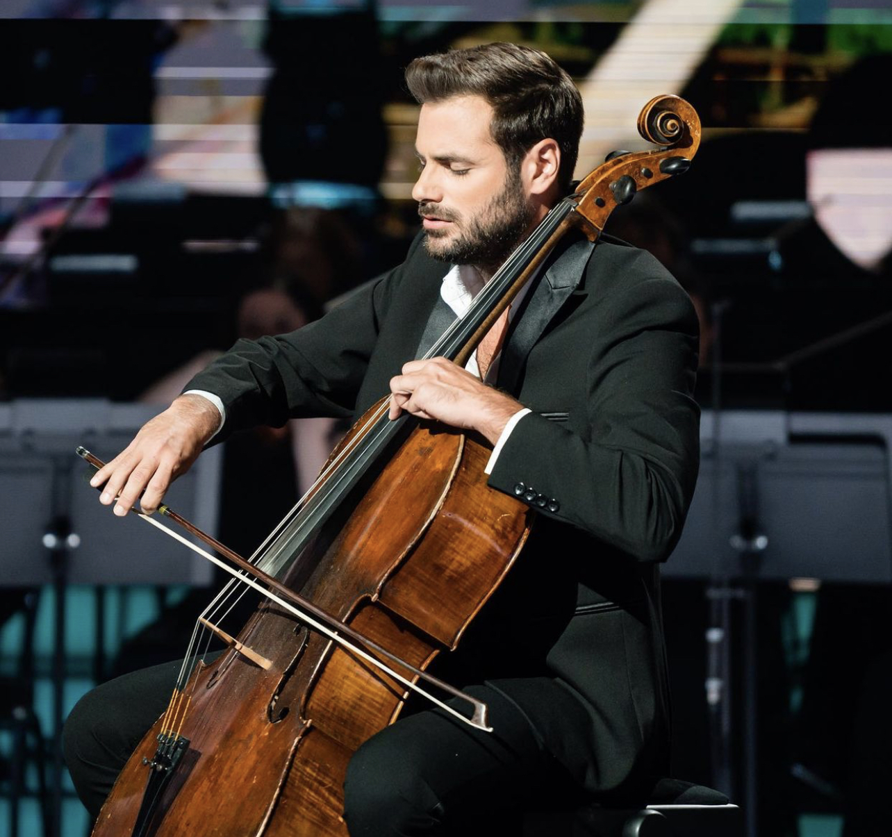 Stjepan Hauser: Ποιος είναι ο τσελίστας που παίζει στα πιο μαγικά μέρη του πλανήτη ξυπόλητος;