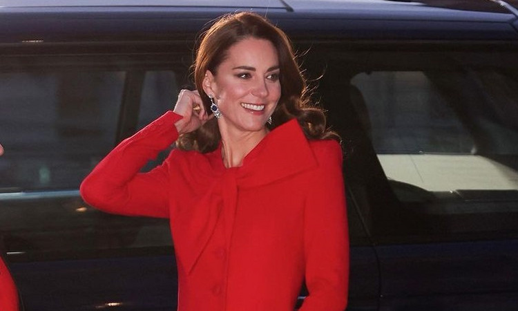 Kate Middleton: Έχει κι εκείνη τις εμμονές της – με το ίδιο παλτό σε κόκκινο και μαύρο!
