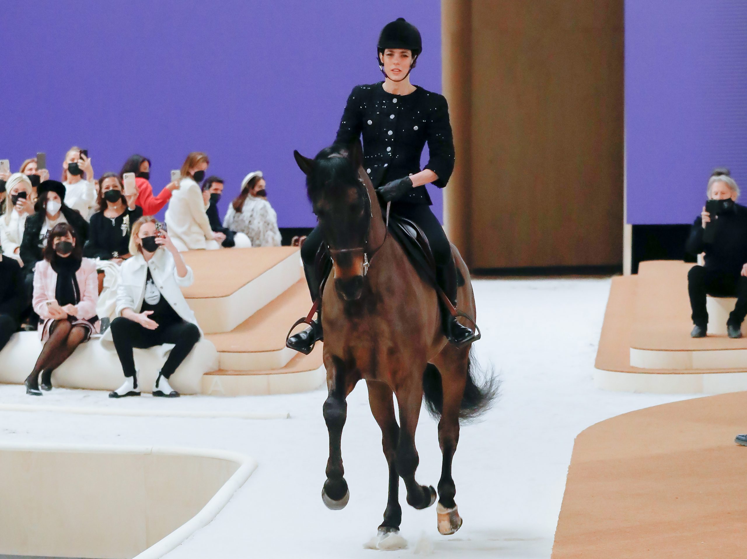 Chanel Fashion Show: Ιππασία πάνω στην πασαρέλα από την Charlotte Casiraghi