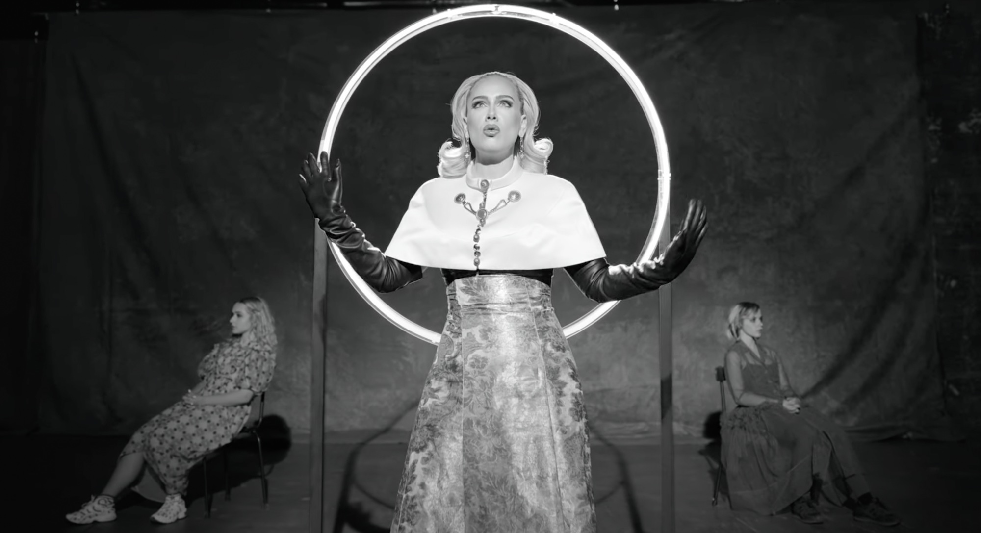 Adele: Το βίντεο του «Oh My God» είναι ένα αληθινό πανόραμα Υψηλής ραπτικής