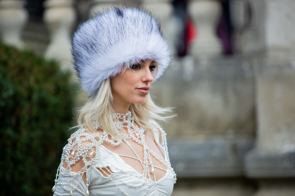 8 χειμωνιάτικα καπέλα που φόρεσαν τα Fashion κορίτσια στις Eβδομάδες Mόδας