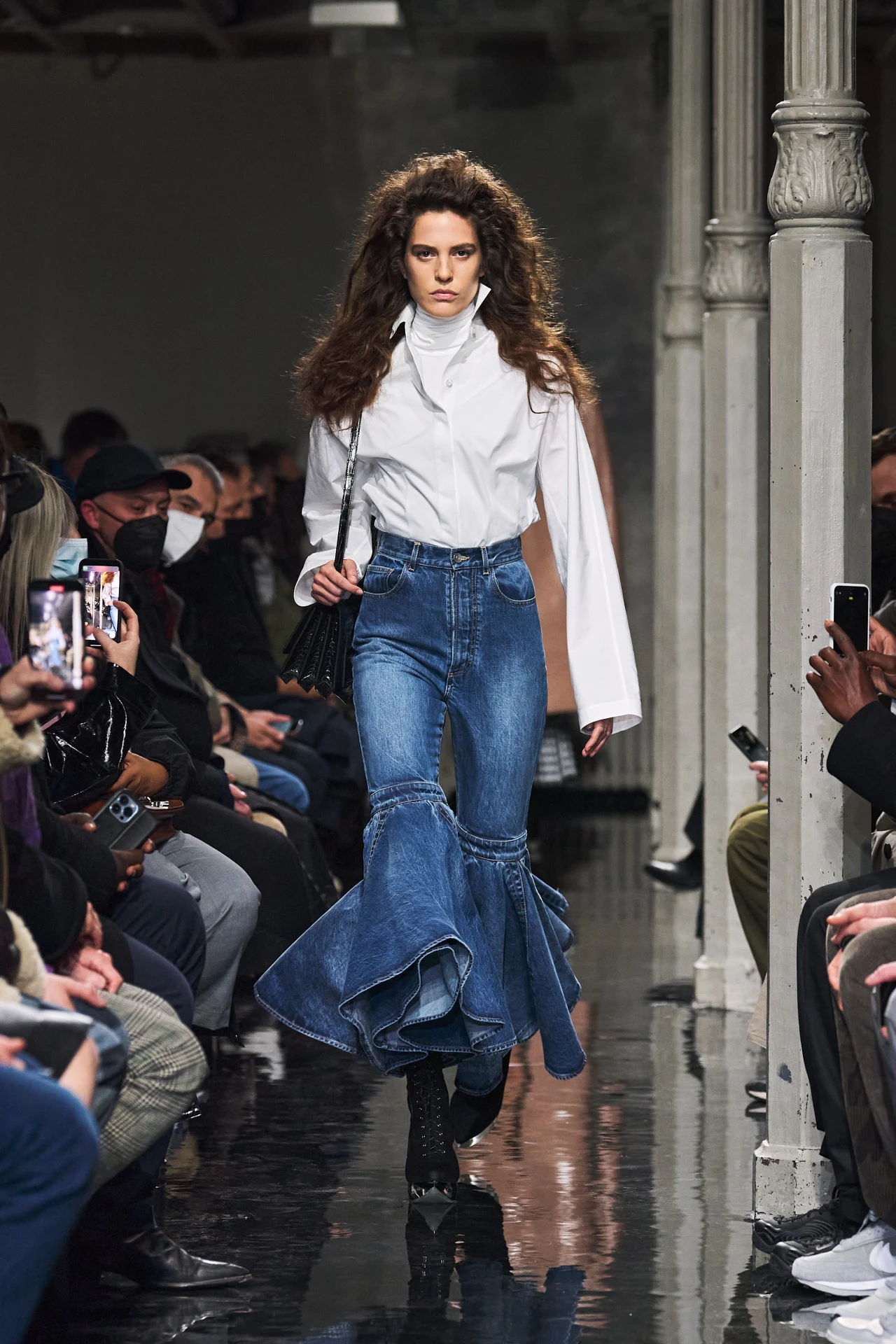 Skirt Jeans: Το νέο essential trend στα παντελόνια