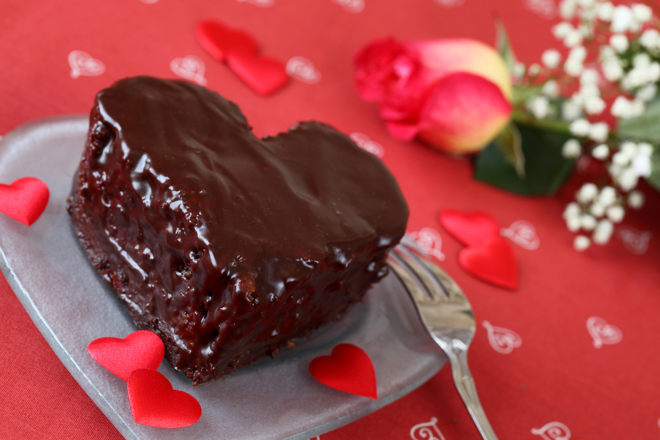 Συνταγή του 5λεπτου: Η πιο εύκολη valentine’s τούρτα σοκολάτας