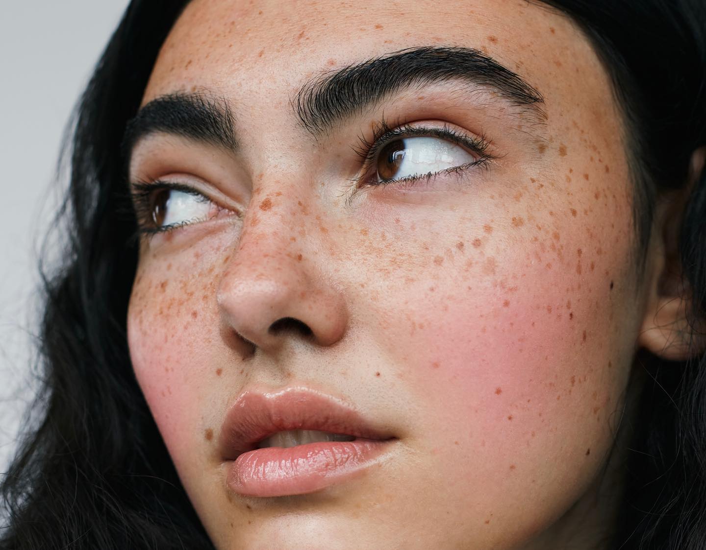 Stripe blusher: To make-up trend που ταιριάζει σε όλες