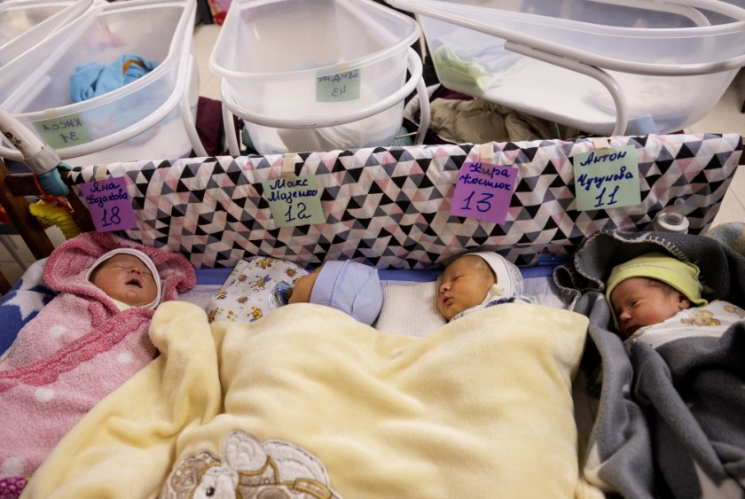 Πόλεμος στην Ουκρανία: 19 μωρά που παγιδεύτηκαν και σώθηκαν από νοσηλεύτριες