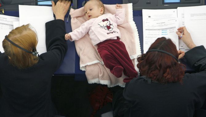 Licia Ronzulli: Η Ιταλίδα Ευρωβουλευτής που έπαιρνε το μωρό της στο «γραφείο» ξαναέγινε viral