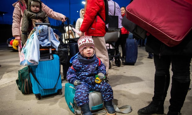 Οι πρόσφυγες της Ουκρανίας μέσα από εικόνες που έκαναν το θλιβερό γύρο του κόσμου