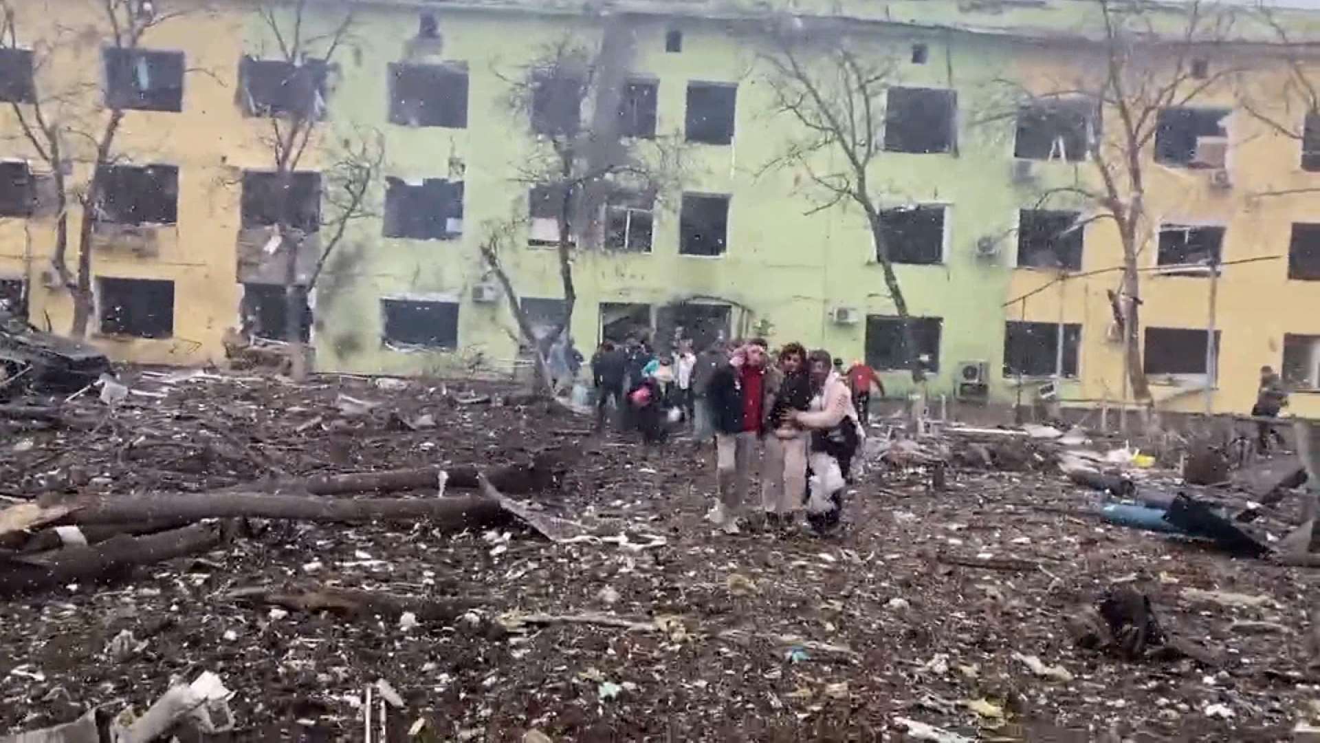 Ουκρανία: Ο πόλεμος των αμάχων, η “ηθοποιός” έγκυος και ο βομβαρδισμός σε ψυχιατρείο