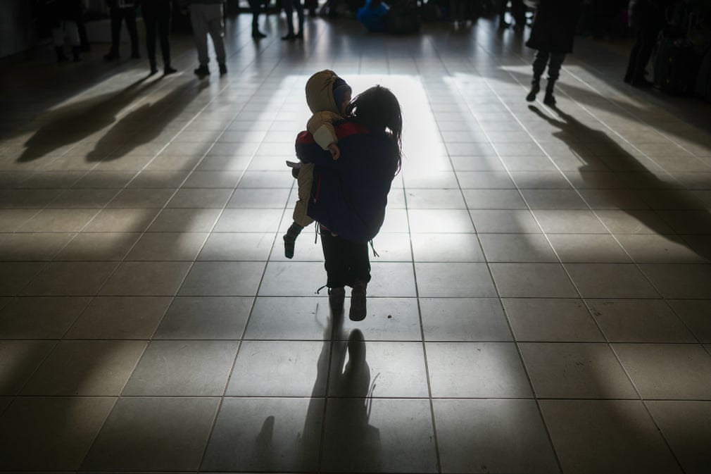 Οι πρόσφυγες της Ουκρανίας μέσα από εικόνες που έκαναν το θλιβερό γύρο του κόσμου