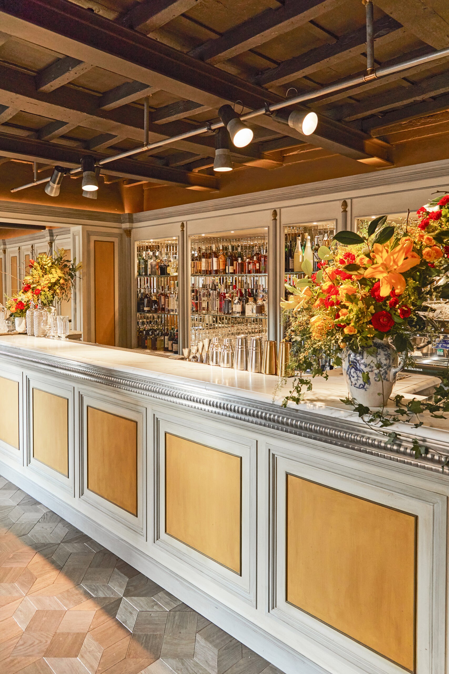 Το νέο café & cocktail bar του οίκου Gucci είναι ο καινούριος ναός των fashion lovers