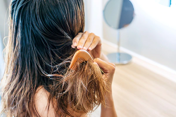 7 καθημερινές συνήθειες που καταστρέφουν τα μαλλιά σου