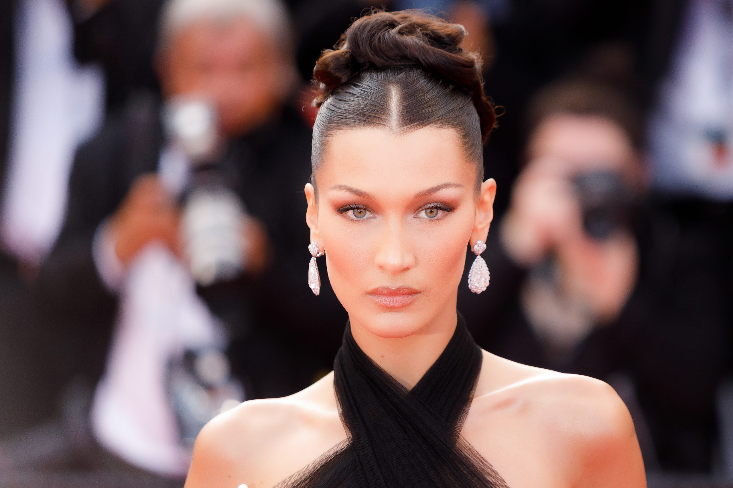 Bella Hadid: “Για τρία χρόνια ξυπνούσα κάθε πρωί δακρυσμένη και μόνη”